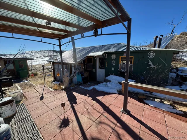 a view of a backyard