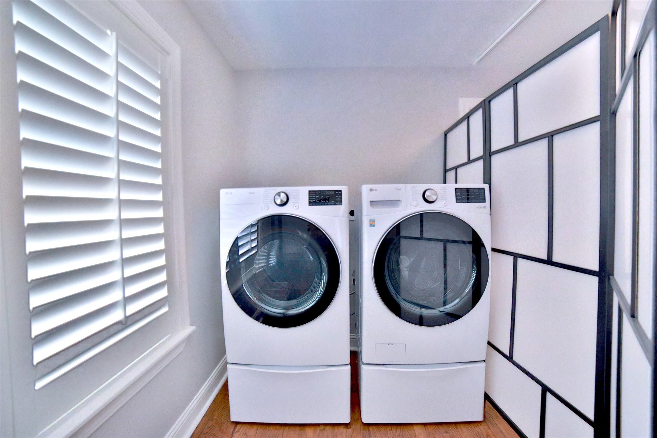 2625 Peckham Street Houston, TX 77098 - Photo 24 of 27 a kitchen with a washer and dryer
