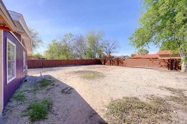 a view of backyard of the house
