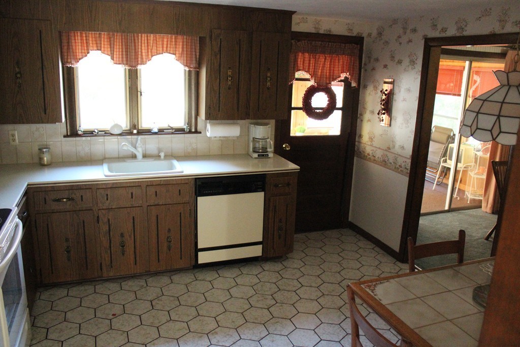 191 Corbett Road Stoughton, MA 02072 - Photo 5 of 26 Gallery Image 5