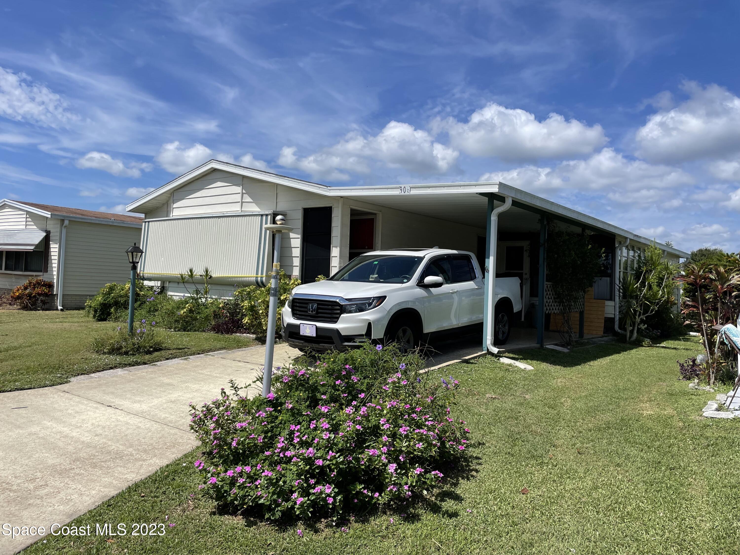 a view of a house with backyard and a garden
