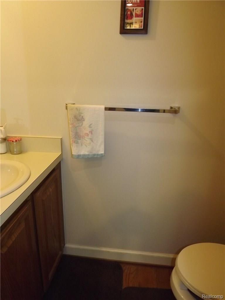 986 Pine Trail Drive Rochester, MI 48307 - Photo 13 of 20 Powder Room