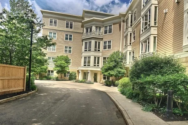 $5,700 | 2 St Paul Street, Unit 10, Brookline, MA 02446