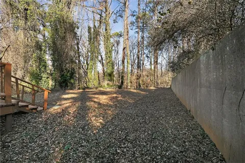 a view of yard with trees