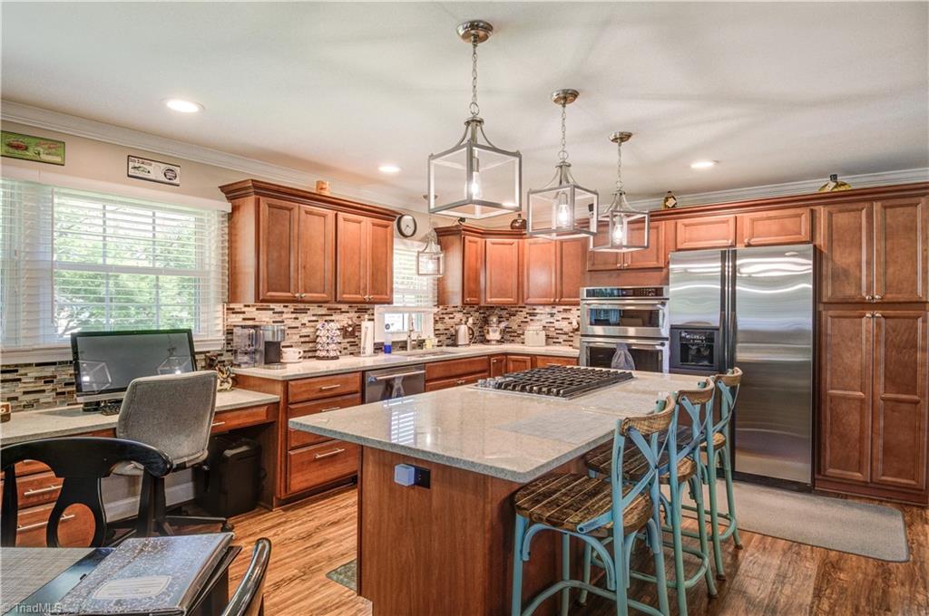 3604 Edgefield Road Greensboro, NC 27409 - Photo 3 of 23