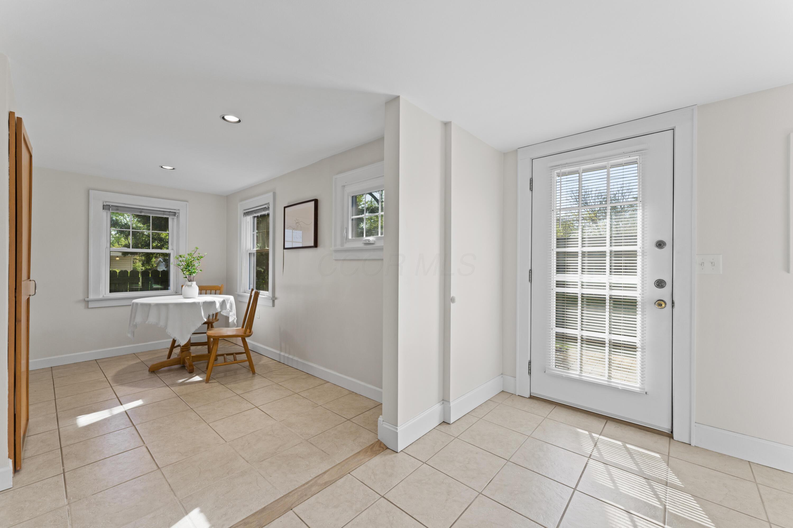 949 South Cassingham Road Columbus, OH 43209 - Photo 23 of 52 Eating space/ rear entry