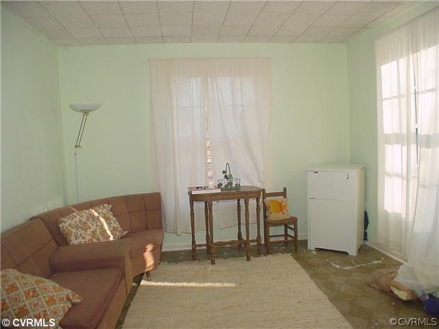 37 Racoon Drive Gum Spring, VA 23065 - Photo 8 of 12 a living room with furniture and a window