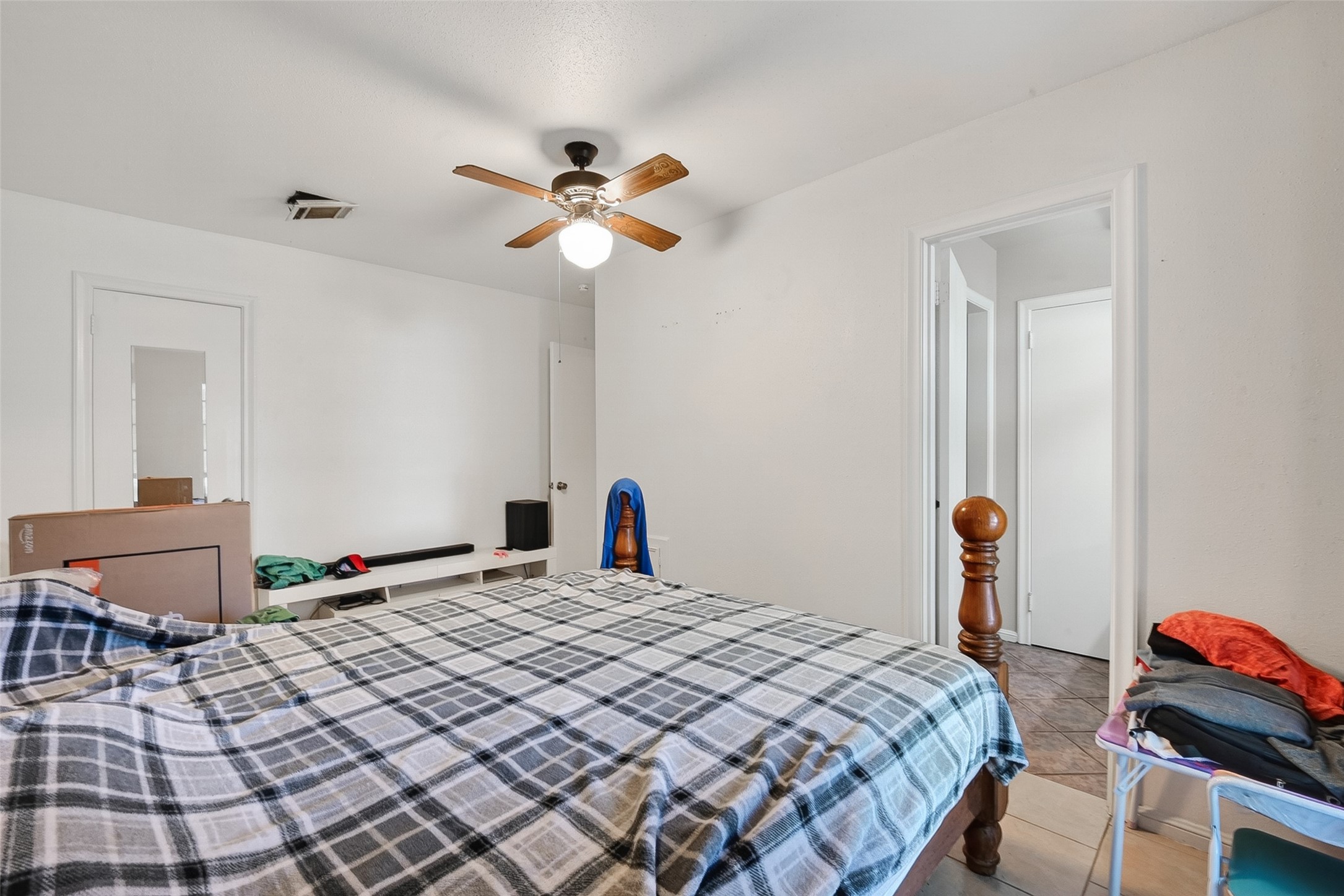 621 Elsbeth Road Channelview, TX 77530 - Photo 19 of 38 a bedroom with a bed and a chandelier