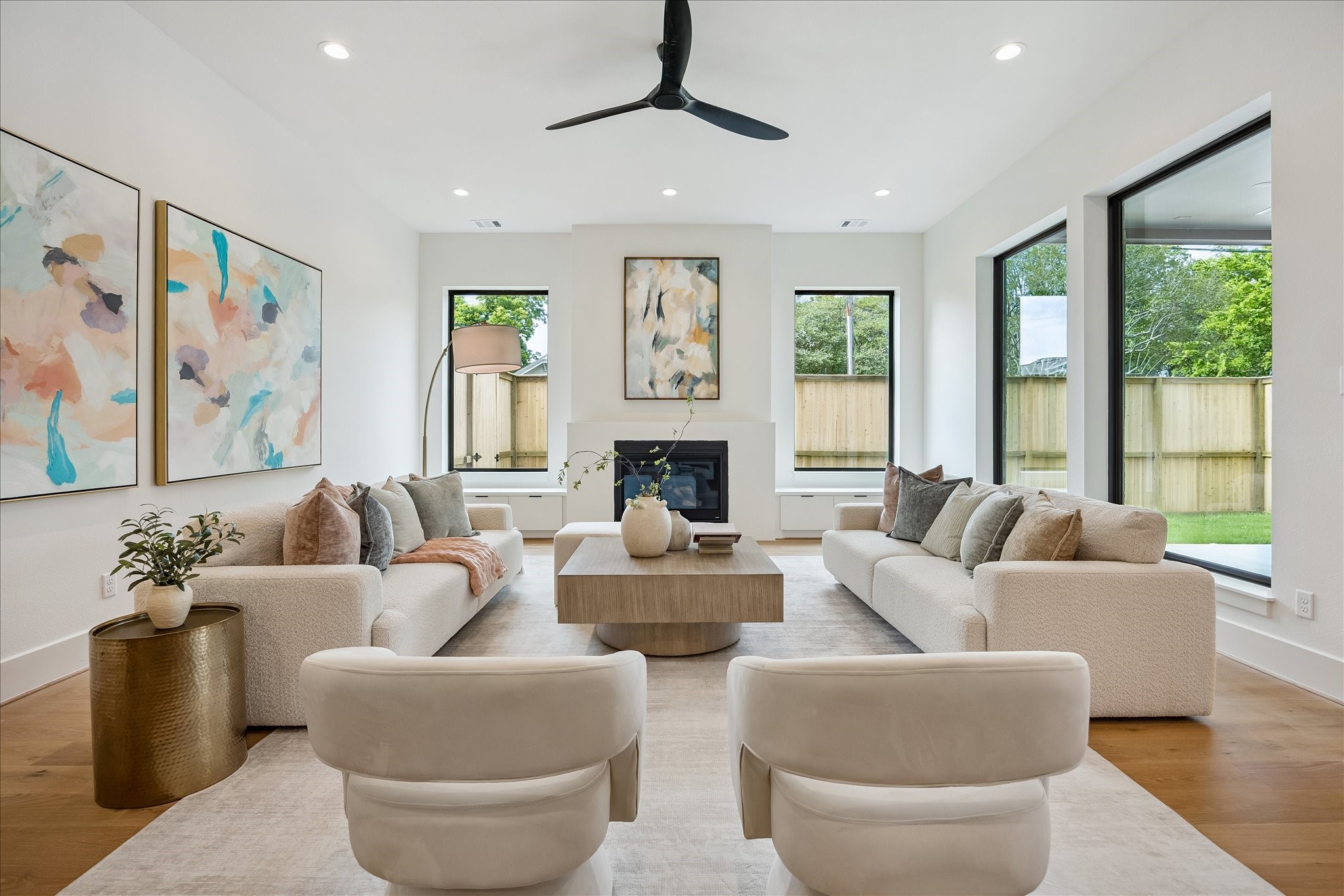 122 East 4th Street Houston, TX 77007 - Photo 5 of 38 Living room – features a gas fireplace with custom built-ins on either side.