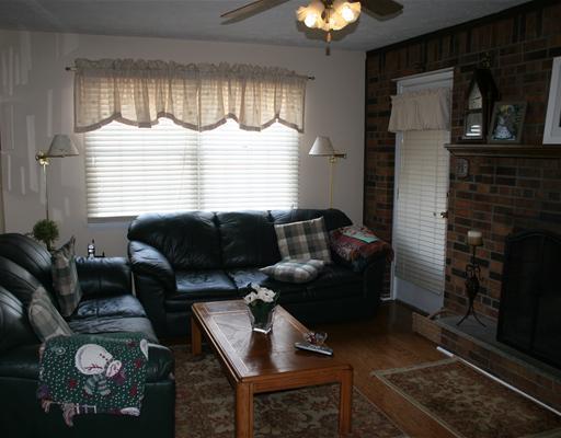 424 Burnside Road Canonsburg, PA 15317 - Photo 2 of 9 Family Room.