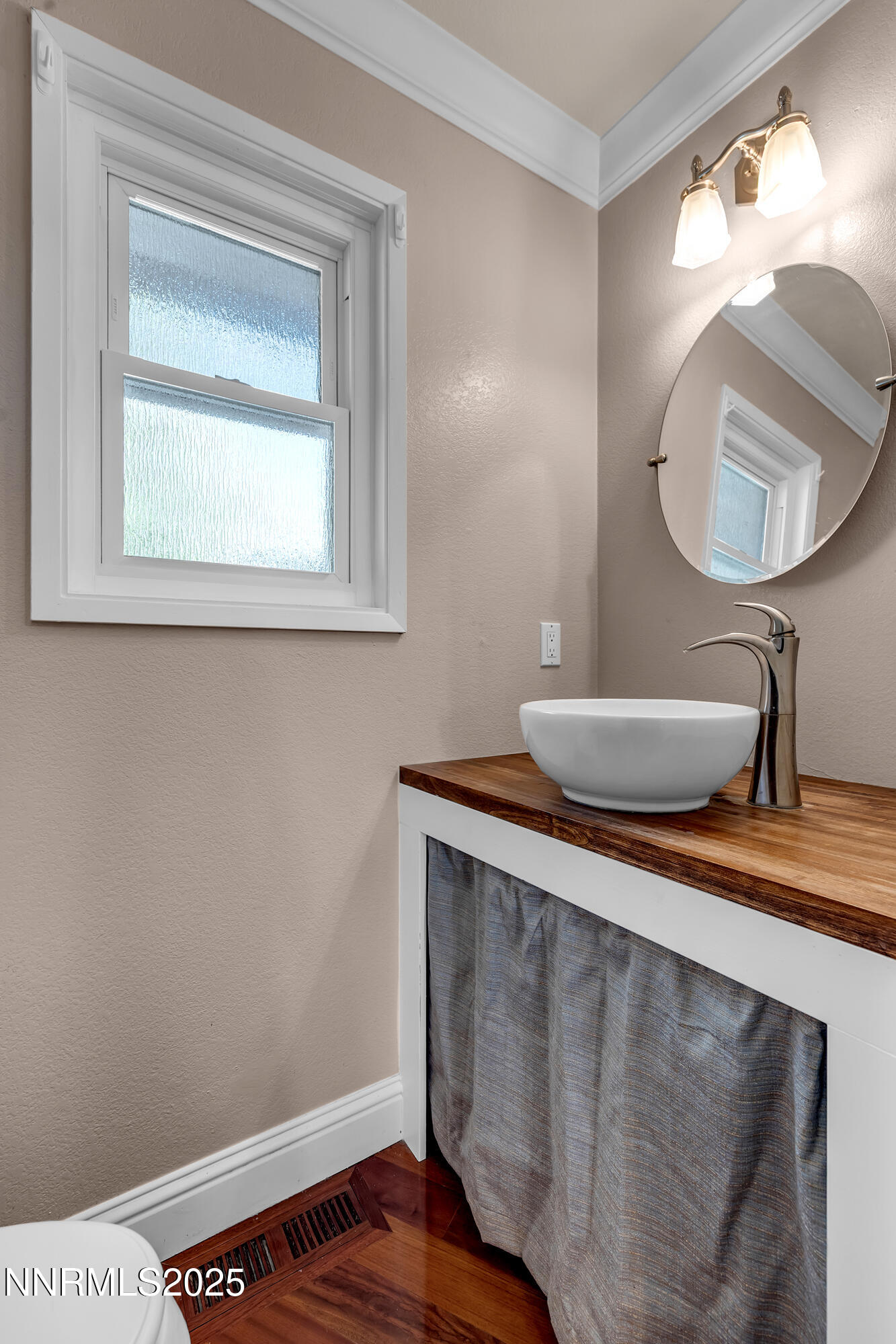 2835 Parkway Drive Reno, NV 89502 - Photo 15 of 39 a bathroom with a sink a vanity and a mirror
