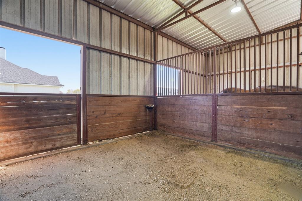 333 Meadow Crest Road Fort Worth, TX 76108 - Photo 27 of 32 stall