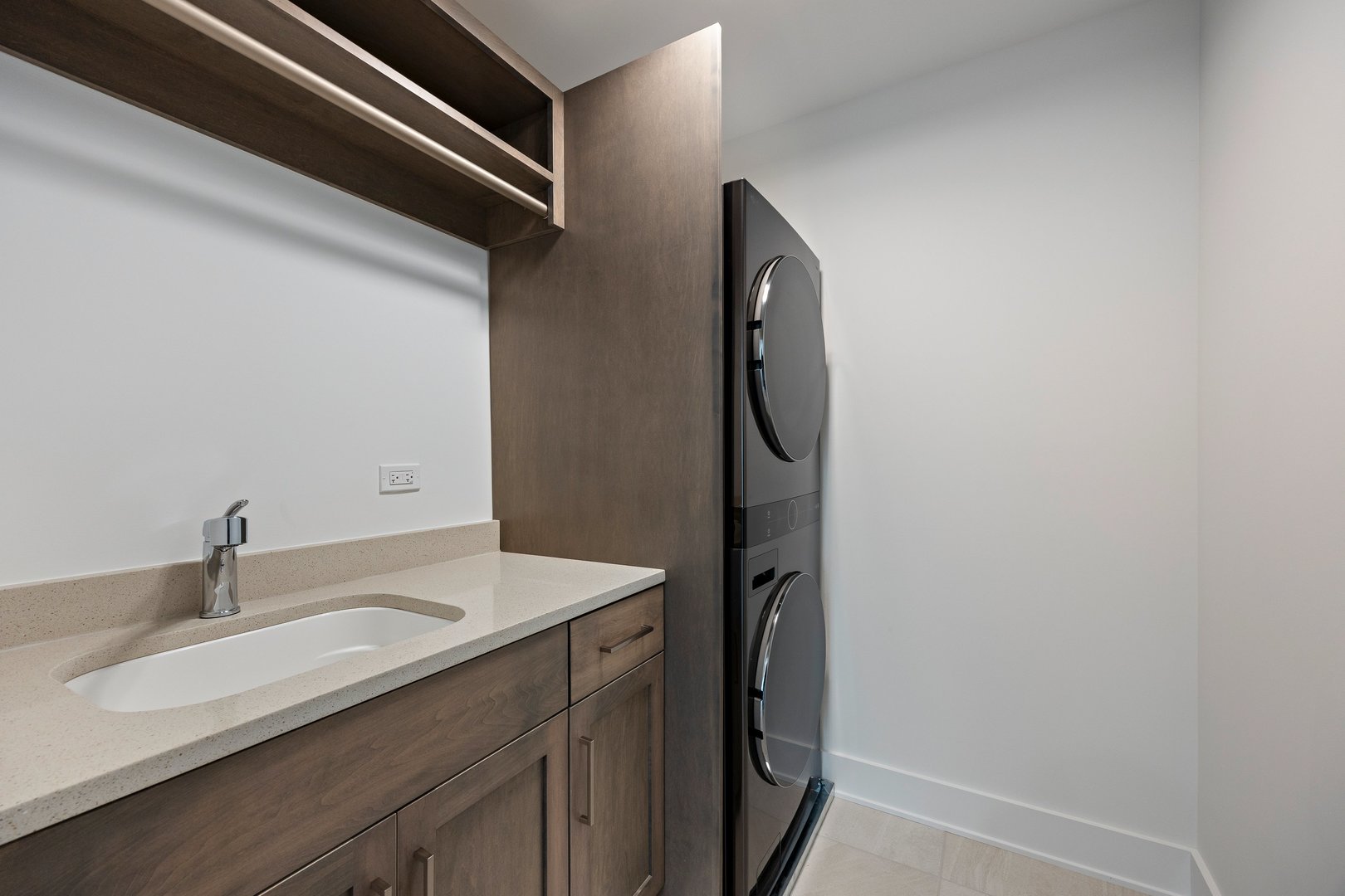 1519 Foothill Drive Wheaton, IL 60189 - Photo 41 of 43 a bathroom with a sink and mirror