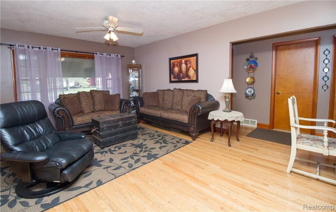 8742 State Road Millington, MI 48746 - Photo 3 of 43 FamilyRoom1.jpg
