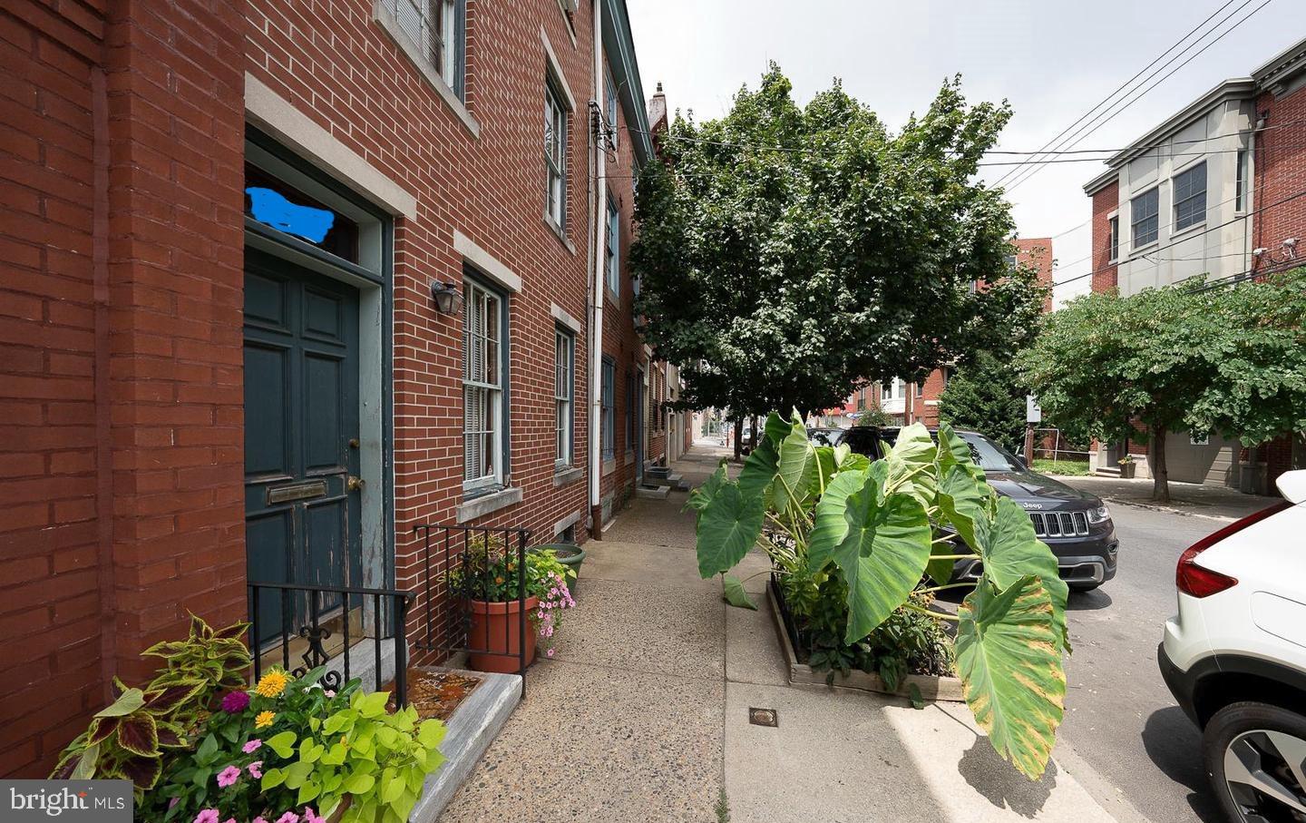 a view of a back yard of the house
