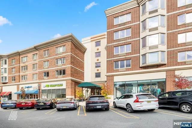 $2,850 | 1304 City Place, Edgewater, NJ 07020