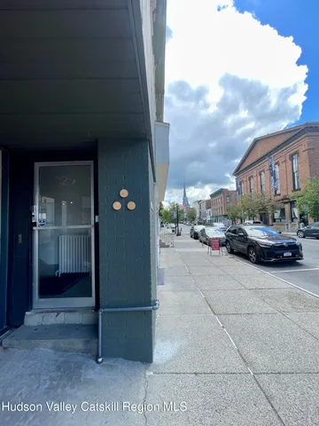 $1,995 | 320 Warren Street, Unit 2, Hudson, NY 12534