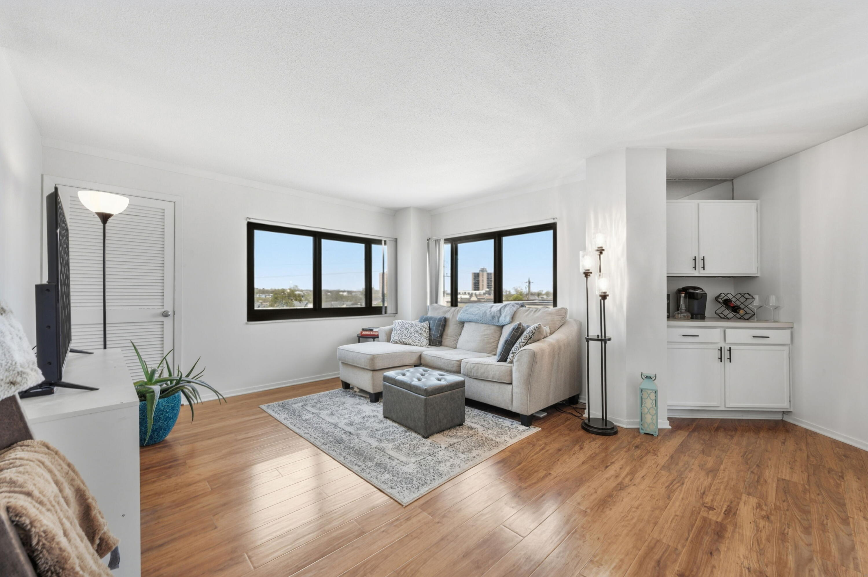 1633 North Prospect Avenue, Unit 5D Milwaukee, WI 53202 - Photo 6 of 38 Wide windows, updated flooring, and a comfortable layout create an inviting main-level living space with room to relax and recharge.