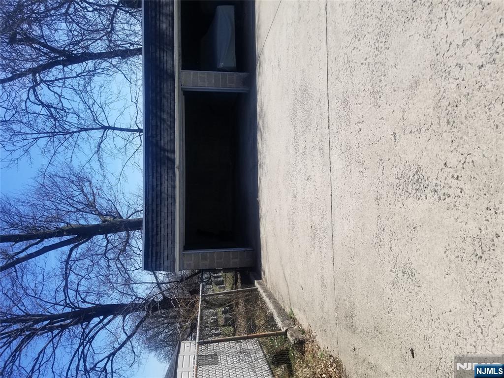 130-2 Rutherford Place, Unit 2L North Arlington, NJ 07031 - Photo 11 of 11 a backyard of a house