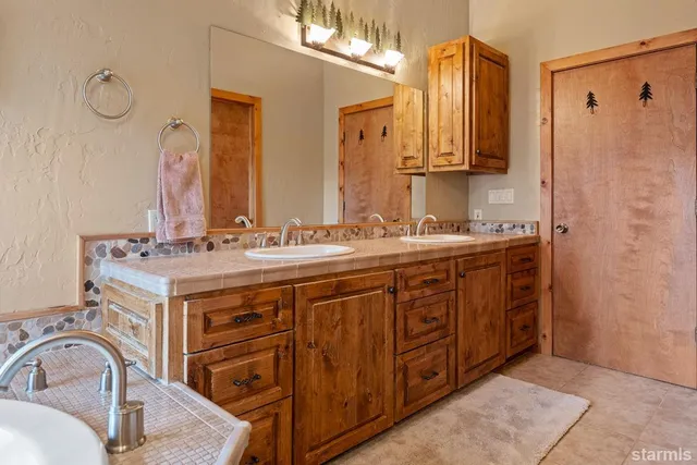 a view of livingroom with furniture