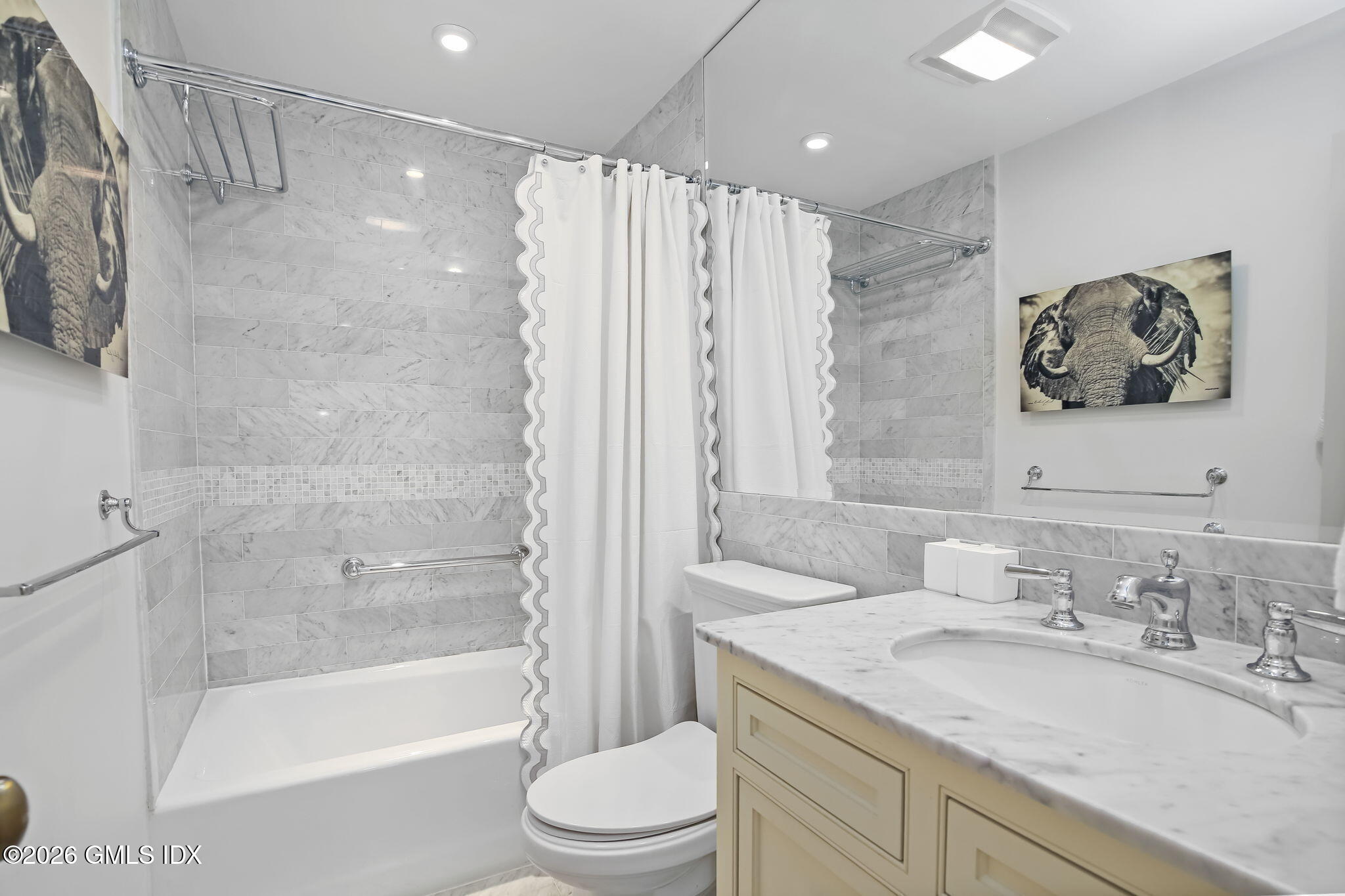 48 Spring Street, Unit 14 Greenwich, CT 06830 - Photo 21 of 26 Hall Bathroom with Tub
