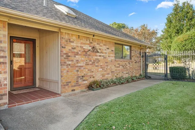 a view of a back yard of the house