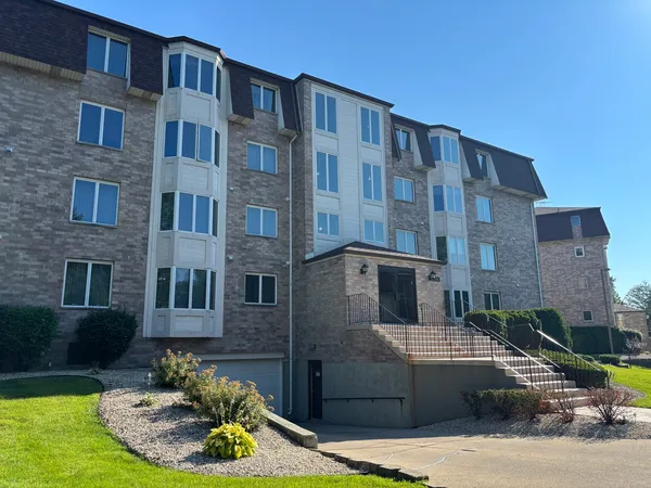 $195,000 | 3660 186th Street, Unit 105, Lansing, IL 60438