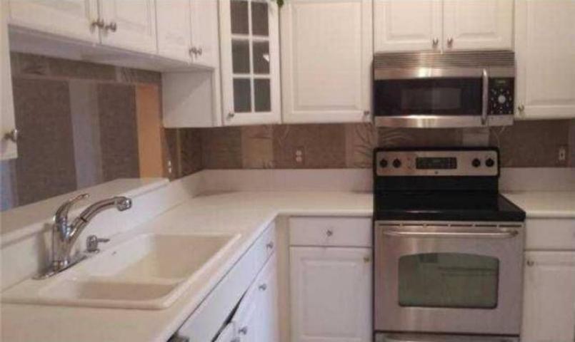 8368 Vía Serena Boca Raton, FL 33433 - Photo 2 of 10 Via Serena Kitchen 2