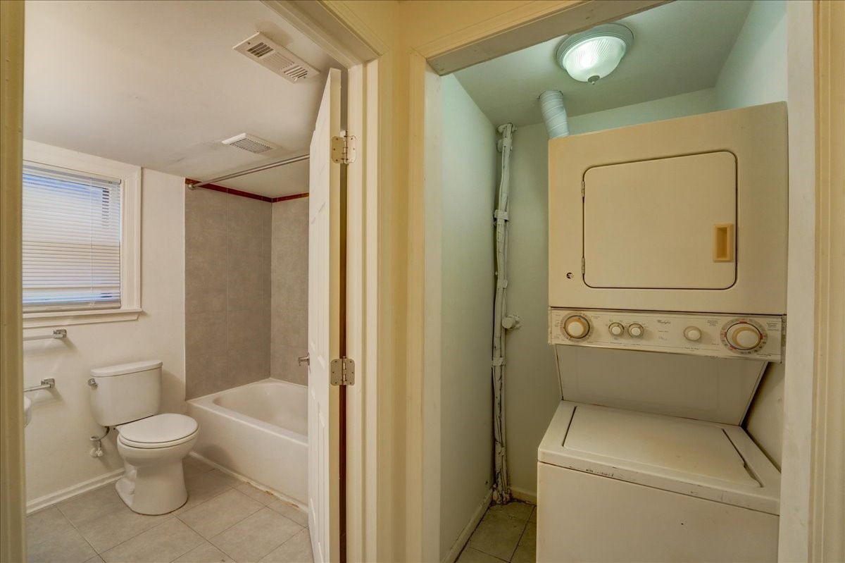 1105 East 3rd Street Austin, TX 78702 - Photo 13 of 40 a bathroom with a toilet and a sink