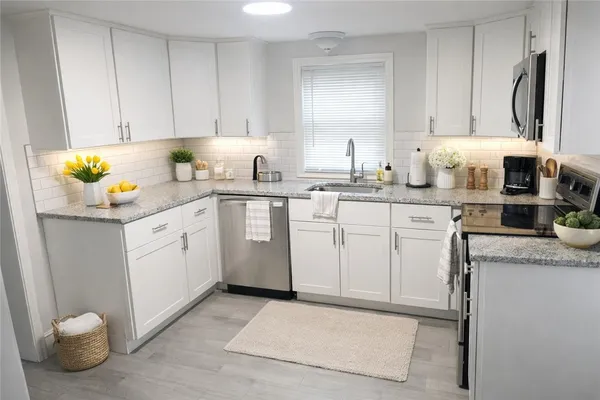 $2,200 | 15 Rock Street, Unit 1, Bristol, RI 02809