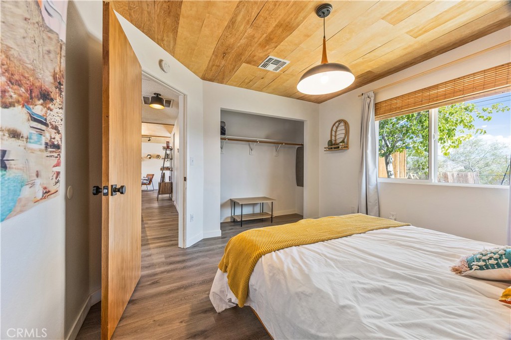 6123 Scenic Drive Joshua Tree, CA 92252 - Photo 14 of 30 a bedroom with a bed and a window