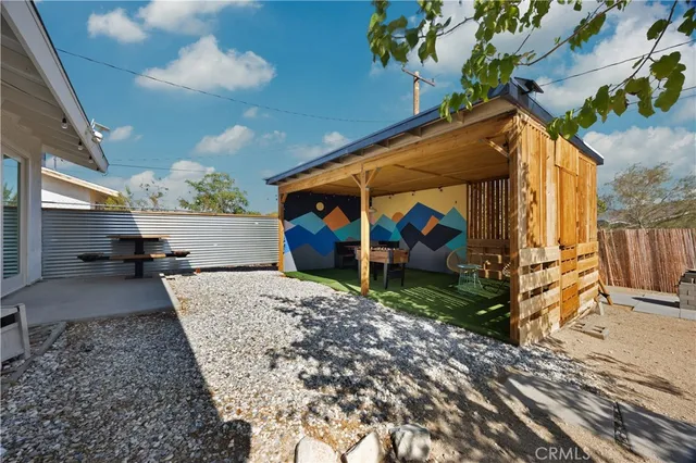 a view of a backyard