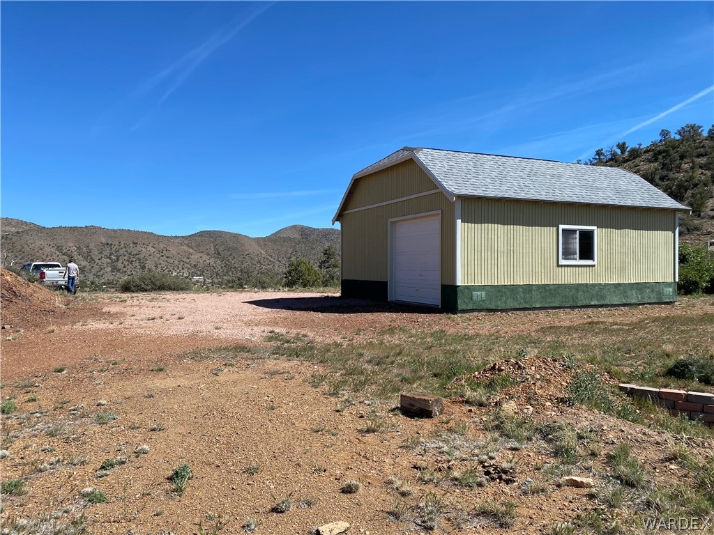 9095 Elliott Ridge Road Kingman, AZ 86401 - Photo 5 of 54 a house with trees in the background