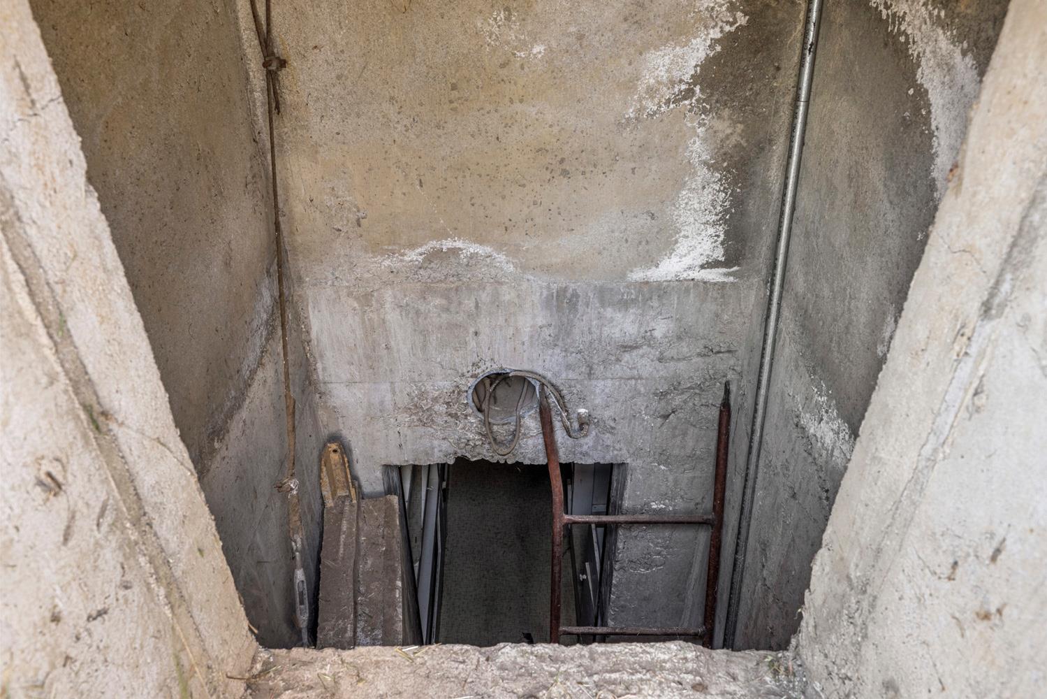 3824 Hubbard Road Stockton, CA 95215 - Photo 68 of 79 a picture of a bathroom with mirror gate