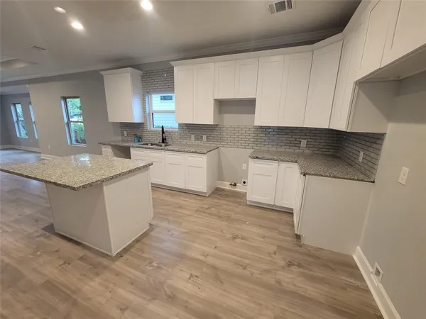 $1,750 | 7033 Ave East, Houston, TX 77011