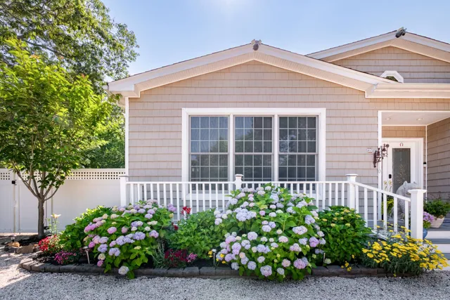 $1,688,000 | 87 Washington Heights Avenue, Hampton Bays, NY 11946