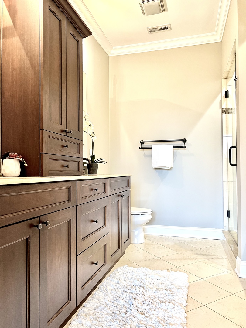 1503 West Thomas Street, Unit 2E Chicago, IL 60642 - Photo 12 of 12 a bathroom with a bathtub a sink and a mirror