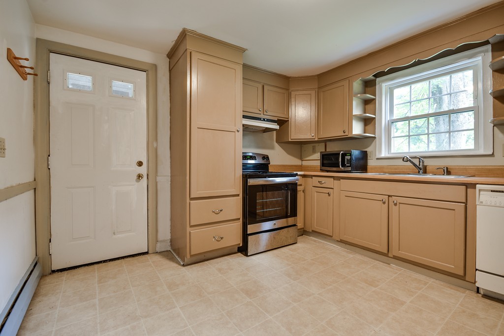 32 Highgate Road Framingham, MA 01701 - Photo 8 of 30 Gallery Image 8