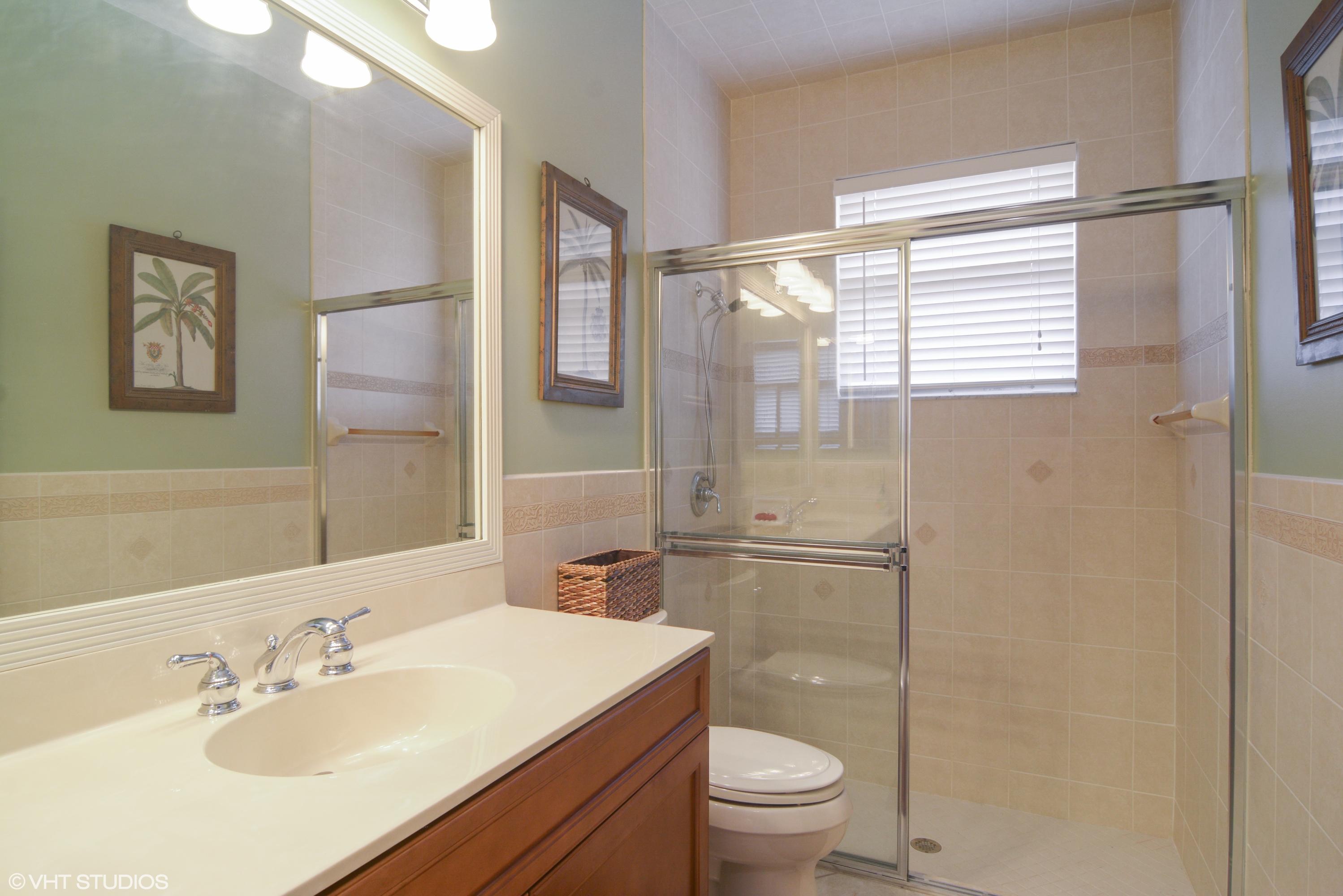 377 Springview Loop Port St. Lucie, FL 34986 - Photo 10 of 33 377 Springview guest bath
