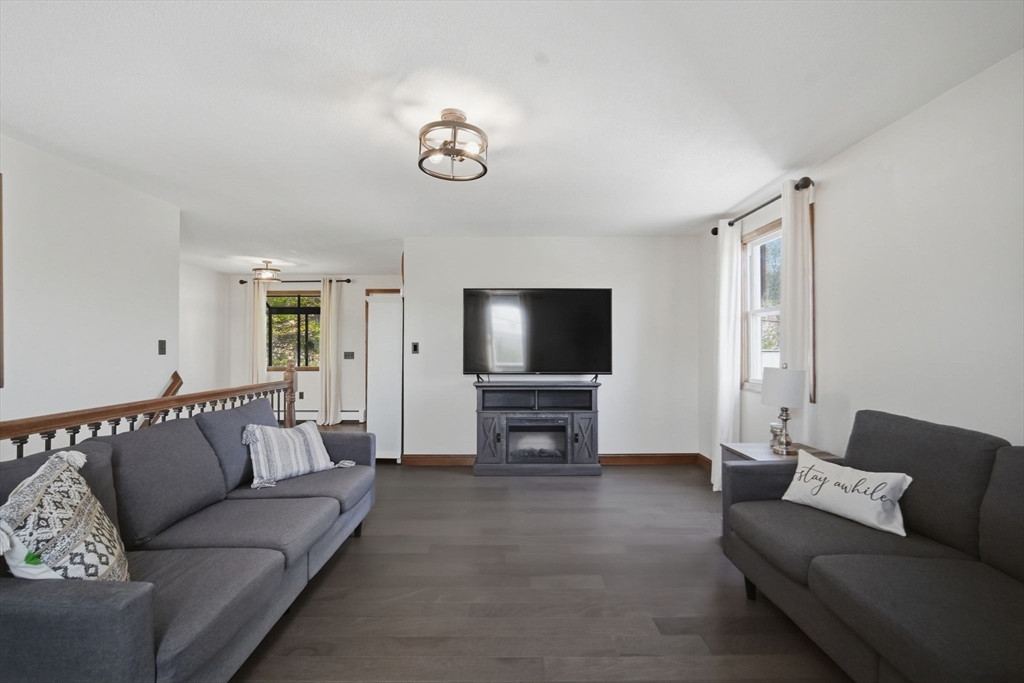 563 Pochassic Road Westfield, MA 01085 - Photo 5 of 33 Gallery Image 5