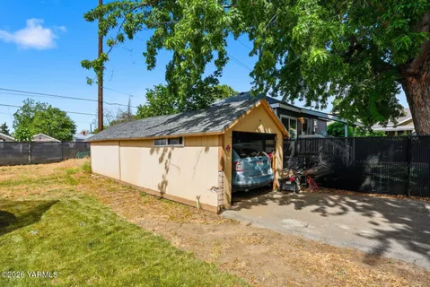 $257,500 | 114 C Street East, Wapato, WA 98951