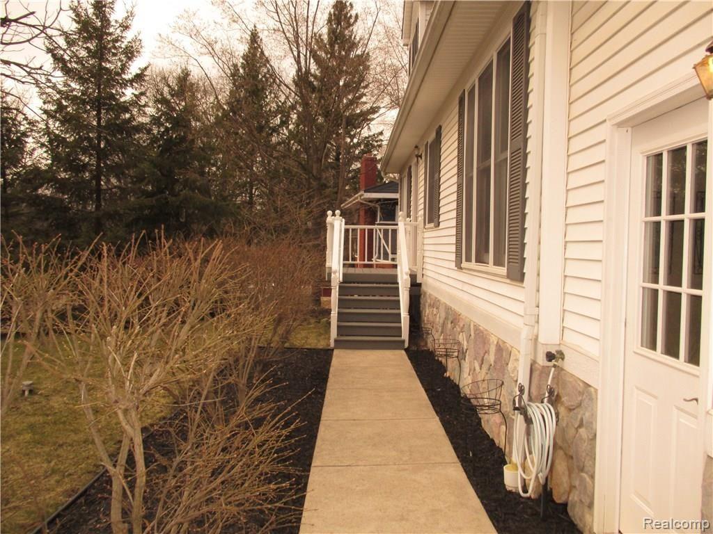 5040 West Harvard Road Clarkston, MI 48348 - Photo 3 of 27 IMG_0097.JPG