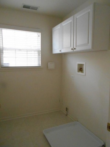 3040 Crystal Rock Road, Unit 3040 Naperville, IL 60564 - Photo 15 of 22 a bathroom with a window