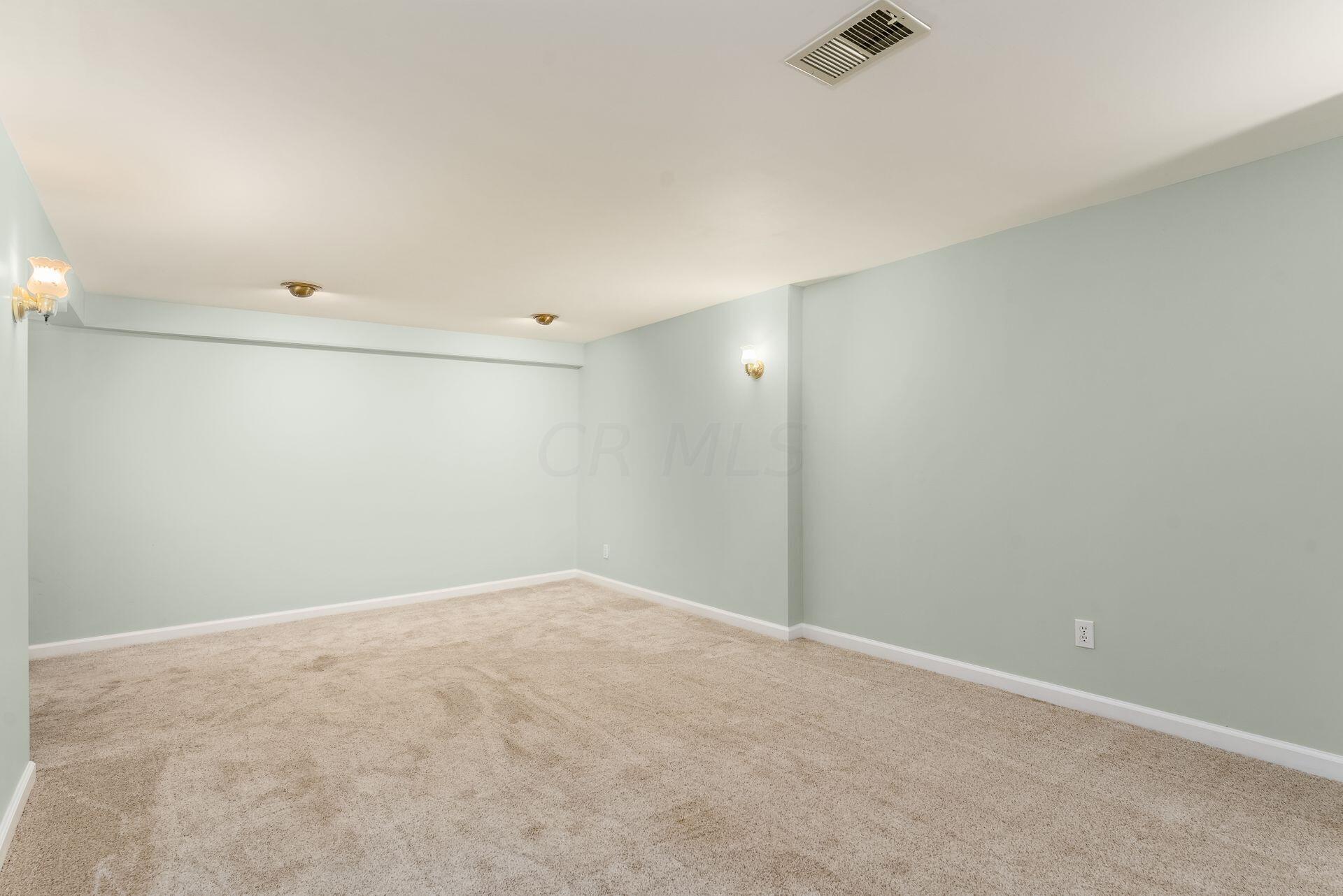 1029 Garvey Road Columbus, OH 43229 - Photo 20 of 30 026_9faf31d1_R 1029 Garvey074