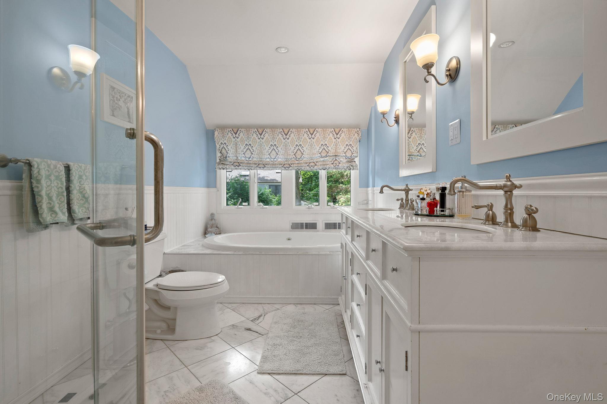 342 Woodbury Road Cold Spring Harbor, NY 11724 - Photo 16 of 29 a bathroom with a sink a toilet and bathtub
