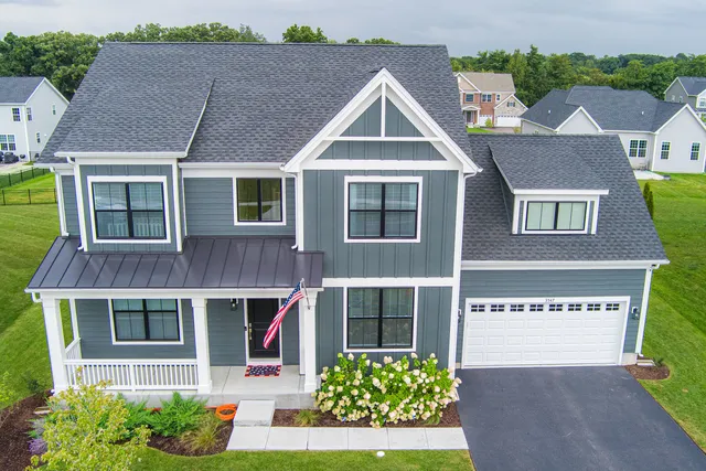 a view of front of a house with a yard