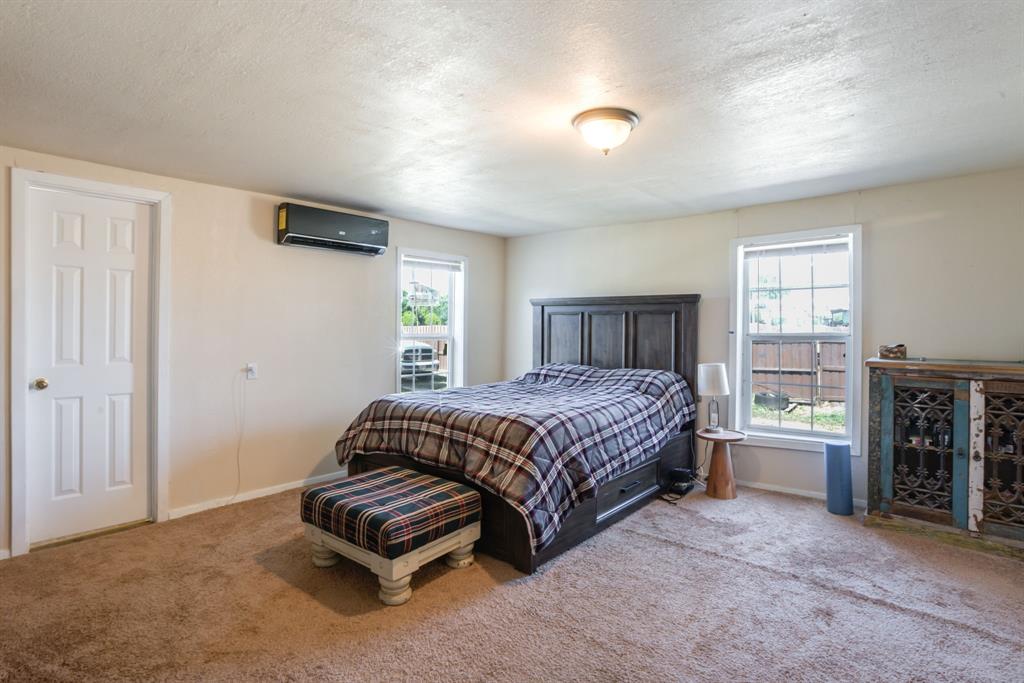 300 South Wall Street Itasca, TX 76055 - Photo 19 of 34 a bedroom with a large bed and a window