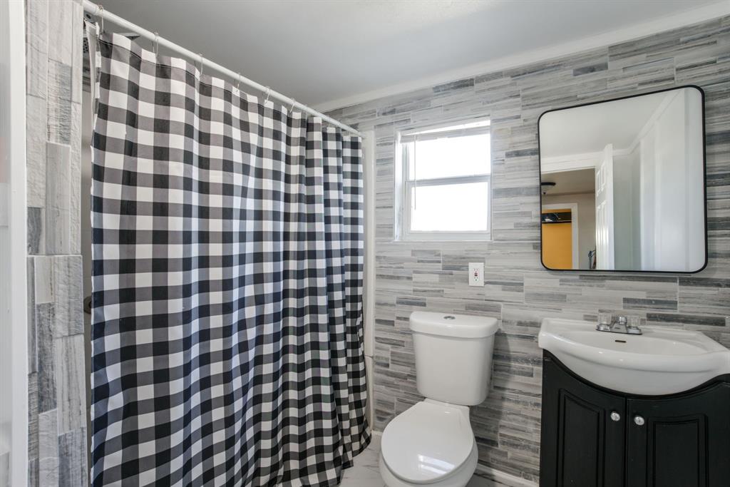 300 South Wall Street Itasca, TX 76055 - Photo 24 of 34 a bathroom with a sink toilet and shower