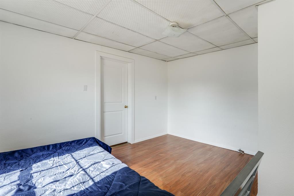300 South Wall Street Itasca, TX 76055 - Photo 26 of 34 a bedroom with a bed and a table in it