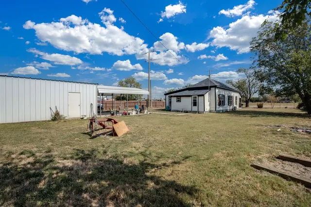 a view of a house with backyard